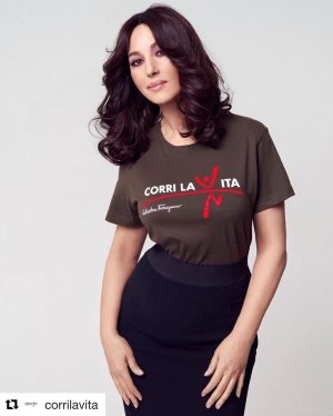 Monica Bellucci Instagram - #Repost @corrilavita
・・・
✨ Sì, è proprio lei, @monicabellucciofficiel la super testimonial della nostra iniziativa di #Natale! ✨ 

Monica ha indossato una delle 10.000 magliette 2020 che abbiamo regalato al personale medico, paramedico e a tutte le pazienti dei 14 “Centri di Senologia di Qualità” coordinati dal progetto #Senonetwork in ben 9 regioni italiane ed esattamente a Bologna, Bolzano, Milano, Misterbianco (CT), Ortona (CH), Pavia, Pisa, Rimini, Roma, Rozzano (MI), Trieste, Legnano, Verona. 

In questo momento difficile è fondamentale non smettere di lottare contro il tumore al seno: per unirti alla nostra battaglia a Natale, fai come noi,  regala la maglietta di CORRI LA VITA!

Grazie alla collaborazione con @boxofficetoscana e #BRTCorriereEspresso fino al 31 dicembre è possibile ordinarla sul nostro sito con una donazione minima di 10 euro ed un piccolo contributo per le spese di spedizione: (link in bio)
.
.
.
@torrigiani @ferragamo #nataleconcorrilavita #monicabellucci #donareèpartecipare #ferragamo #corrilavita #corrilavita2020 #women #donate #corrilavita #florence #solidarity #charity #fightcancer #fightbreastcancer #breastcancer #tumoreseno #firenze #natale #natale2020 #tumorealseno