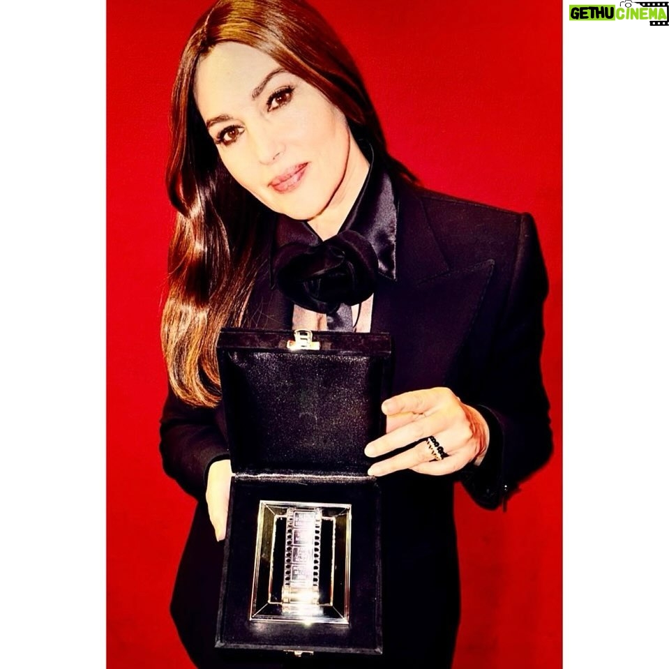 Monica Bellucci Instagram - ❤️So honoured for this Nastro d’Argento Award by the Italian film journalists as the Protagonist of the year in documentaries for Maria Callas : Letters and Memories! @nastridargento #nastridargento2024 #documentari Outfit @dolcegabbana Jewels @cartier Hair @vpignataro Mua @letiziacarnevale #monicabellucci#nastridargento#2024#award