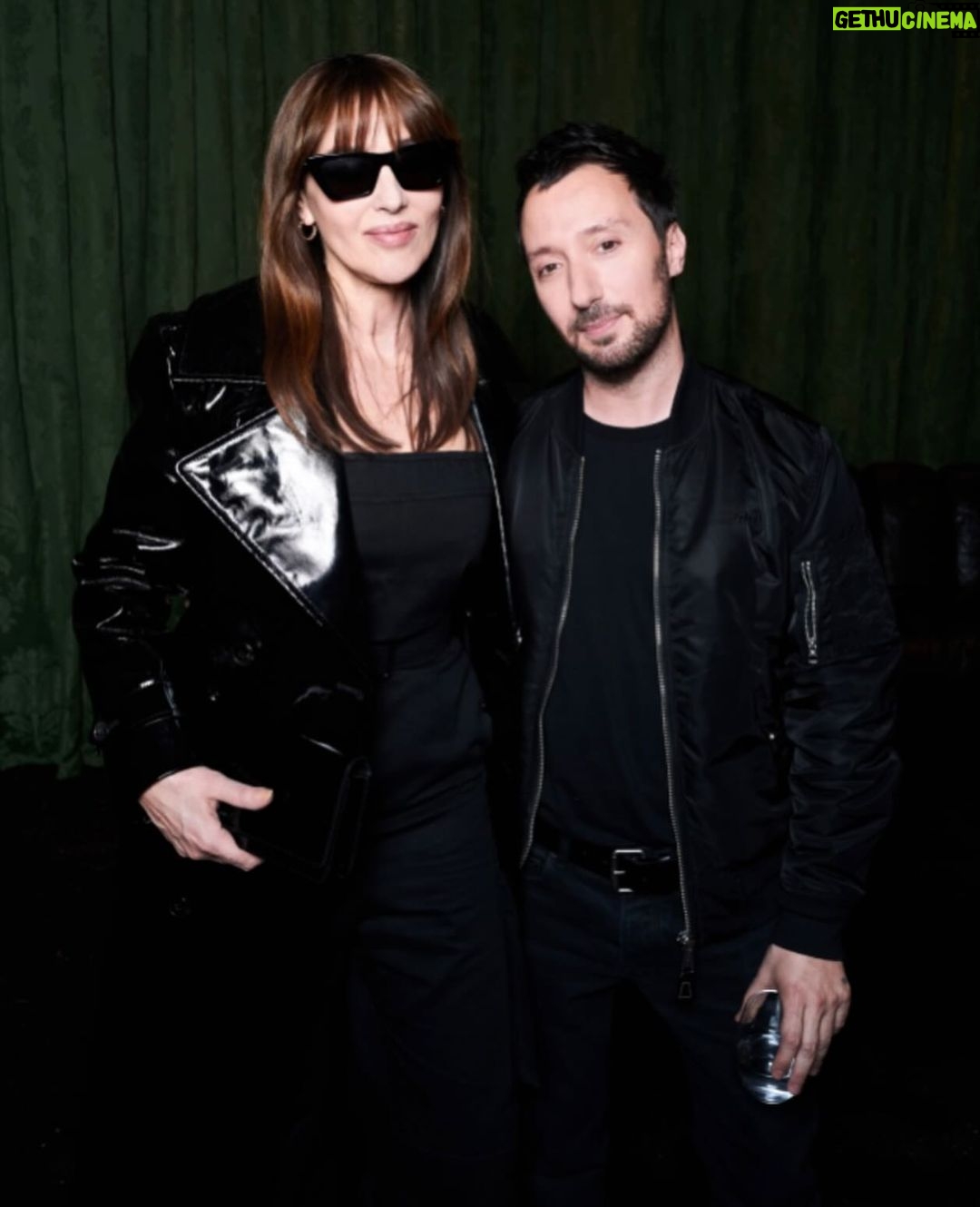 Monica Bellucci Instagram - ❤️Thank You @ysl @anthonyvaccarello for inviting me to assist at your great show 💫 Styled by @barbarabaumel Dressed @ysl Jewellery @cartier Hair @johnnollet Mua @letiziacarnevale Image Agent @karinmodels_official #monicabellucci#ysl#anthonyvaccarello#fashionshow#paris