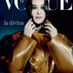 Monica Bellucci Instagram - #MarchIssue: @monicabellucciofficiel by @roversi (Read the English caption in the comment section) Jak si ji pamatujete? Jako Máří Magdalénu ze snímku Umučení Krista, Dr. Lenu Fiore Kendricks z akčního válečného thrilleru Slzy slunce, anebo z rodinné komedie Asterix a Obelix: Mise Kleopatra, kde hrála egyptskou královnu? Monica svou kariéru odstartovala ve světě modelingu, kde si díky svým výrazným rysům rychle získala pozornost. Plynulým přechodem k herectví se však stala ikonou a na stříbrném plátně se blýskla v rolích, které odhalily nejen její talent, ale také schopnost ztělesnit postavy s patřičnou hloubkou a nuancemi. V Paříži ji exkluzivně pro #VogueCS zvěčnil jeden z nejvyhledávanějších fotografů v módním průmyslu — Paolo Roversi (@roversi). #MarchIssue je v prodeji od 21. února. La Divina. Only in Vogue. _ @monicabellucciofficiel má na sobě kabát a šaty @maisonalaia; prsteny z kolekce Trinity @cartier _ Photo: @roversi; Publisher: @michaelaseewald_v24; Editor-in-Chief: @danicakovar; Creative & Visual Director: @alexanderbelph; Fashion Director: @milenazhu; Art Director: @robert.kov; Talent: @monicabellucciofficiel (@stormmodels); Styling: @veronica_bergamini; Hair: @johnnollet for Maison de Beauté Carita (@carita #carita); Make-up: @letiziacarnevale; Nails: @elsadeslandes; Set Designer: Jean-Hugues De Chatillon; Tailor: @lf.malaguti; Digital Operator: Matteo Miani; Producer: Alina Peczek (@dtouchldn); Talent agent on set: Max Tuson; Executive Producer on set: @camilamendezstein (@studio.demi); Production Manager on set: Caroline Daniaud (@studio.demi); General production: @ridaniloventu, @anna_lagermaine_private (@fashionpolitique); Photo Assistants: @clarabelleville, Marine Grandpierre; Styling Assistants: @lapuntogio, @elvisckd, @la_lindanna; Hair Assistant: @pierricksellenet; Production Assistants on set: @adriana.donati15, Alexandre Gimenez; General Production Assistants: @alphajones, @mariavittoria_delrosso, @avalahijani VOGUE CS