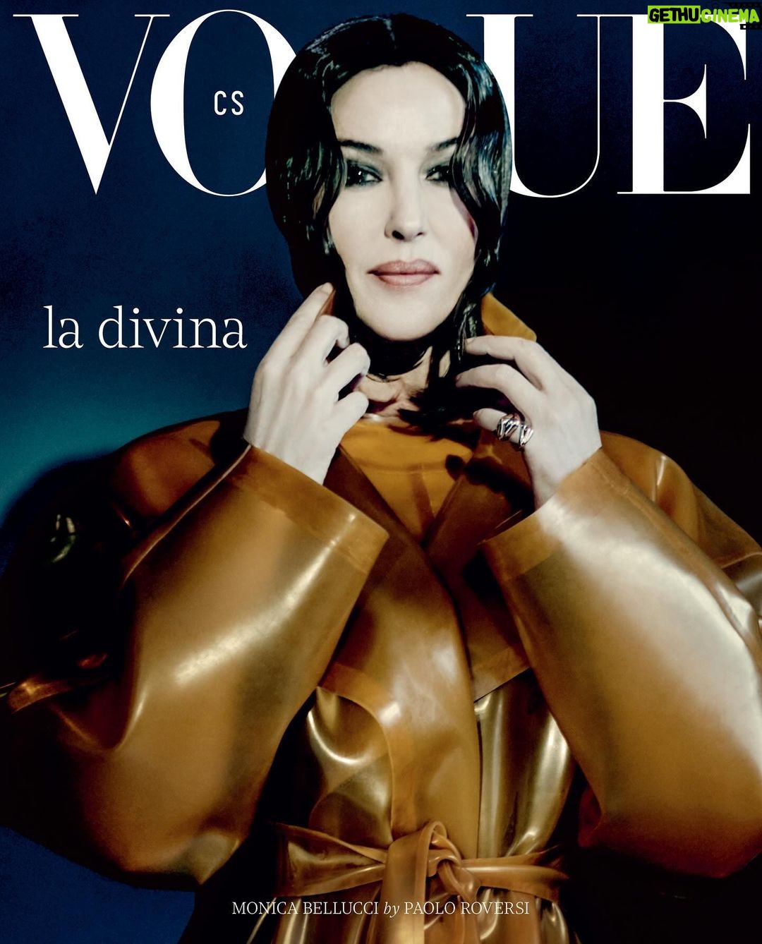 Monica Bellucci Instagram - #MarchIssue: @monicabellucciofficiel by @roversi (Read the English caption in the comment section) Jak si ji pamatujete? Jako Máří Magdalénu ze snímku Umučení Krista, Dr. Lenu Fiore Kendricks z akčního válečného thrilleru Slzy slunce, anebo z rodinné komedie Asterix a Obelix: Mise Kleopatra, kde hrála egyptskou královnu? Monica svou kariéru odstartovala ve světě modelingu, kde si díky svým výrazným rysům rychle získala pozornost. Plynulým přechodem k herectví se však stala ikonou a na stříbrném plátně se blýskla v rolích, které odhalily nejen její talent, ale také schopnost ztělesnit postavy s patřičnou hloubkou a nuancemi. V Paříži ji exkluzivně pro #VogueCS zvěčnil jeden z nejvyhledávanějších fotografů v módním průmyslu — Paolo Roversi (@roversi). #MarchIssue je v prodeji od 21. února. La Divina. Only in Vogue. _ @monicabellucciofficiel má na sobě kabát a šaty @maisonalaia; prsteny z kolekce Trinity @cartier _ Photo: @roversi; Publisher: @michaelaseewald_v24; Editor-in-Chief: @danicakovar; Creative & Visual Director: @alexanderbelph; Fashion Director: @milenazhu; Art Director: @robert.kov; Talent: @monicabellucciofficiel (@stormmodels); Styling: @veronica_bergamini; Hair: @johnnollet for Maison de Beauté Carita (@carita #carita); Make-up: @letiziacarnevale; Nails: @elsadeslandes; Set Designer: Jean-Hugues De Chatillon; Tailor: @lf.malaguti; Digital Operator: Matteo Miani; Producer: Alina Peczek (@dtouchldn); Talent agent on set: Max Tuson; Executive Producer on set: @camilamendezstein (@studio.demi); Production Manager on set: Caroline Daniaud (@studio.demi); General production: @ridaniloventu, @anna_lagermaine_private (@fashionpolitique); Photo Assistants: @clarabelleville, Marine Grandpierre; Styling Assistants: @lapuntogio, @elvisckd, @la_lindanna; Hair Assistant: @pierricksellenet; Production Assistants on set: @adriana.donati15, Alexandre Gimenez; General Production Assistants: @alphajones, @mariavittoria_delrosso, @avalahijani VOGUE CS