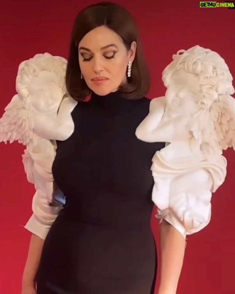 Monica Bellucci Instagram - ❤️Blessed to have my two daughters, my angels around me who give me wings 🥰 Happy Mother’s Day 🌹 On the set @vanityfairfrance Dress @dolcegabbana Jewels @cartier Hair @johnnollet Mua @letiziacarnevale