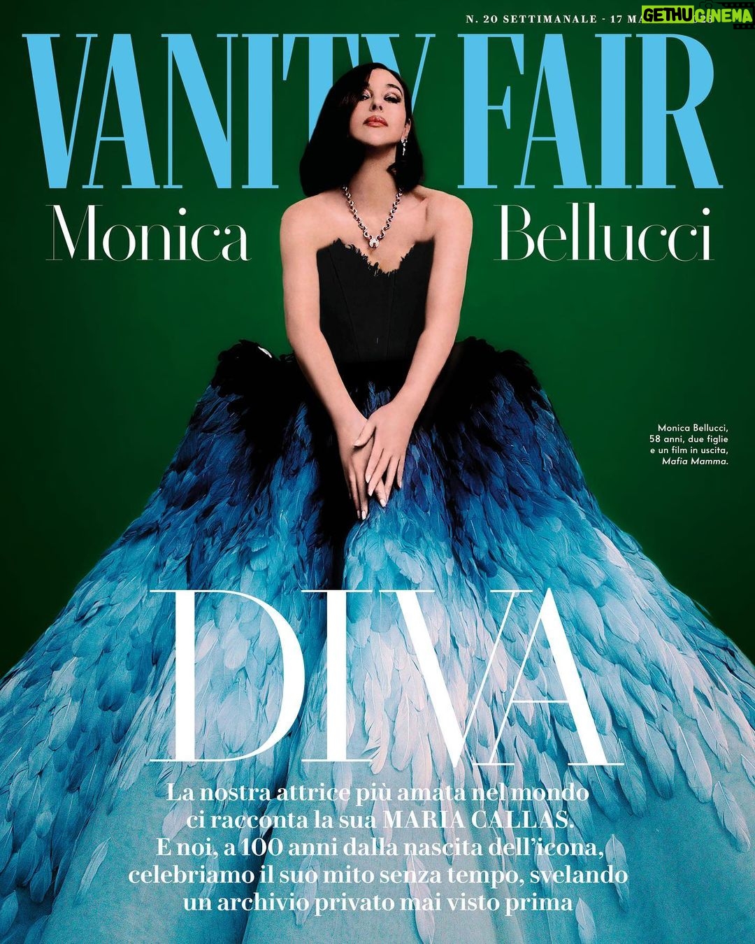 Monica Bellucci Instagram - Monica Bellucci (@monicabellucciofficiel) è una star internazionale, ma anche un’anima solitaria (felice) e una mamma come tante. Ci ha invitato nella sua cucina a Parigi e ci ha offerto un caffè, dolci ricordi e la sua passione per la Callas. Sappiamo bene che le dive, specie in via di estinzione, vivono anche sotto il sole di mezzogiorno, ma immaginarle nella vita reale ha comunque un sapore strano. Piatti di pasta fatta in casa e tappeti rossi, riunioni genitori-insegnanti e lungo abito Dior abbinato a una collana di diamanti Cartier, accoppiata vincente con cui ha eclissato tutti all’ultima cerimonia dei César: Monica Bellucci è tutto questo. Trovate l'intervista completa in edicola da domani sul nuovo numero di Vanity Fair #VFinedicola Abito bustier @georgeshobeika Orecchini e collier @Cartier Intervista di @pierregroppo Foto @axlejozeph Fashion Stylist @pablo_patane Hair @johnnollet Make Up @letiziacarnevale Manicure @audreycheri