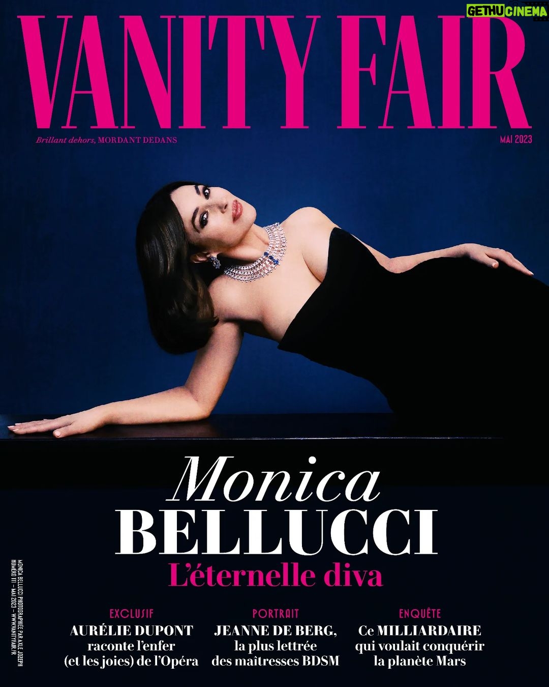 Monica Bellucci Instagram - Demain en kiosques 🗞 Actrice instinctive, elle peut tout jouer en gardant l’élégance insondable des divas. À la fois star internationale, Européenne invétérée, âme solitaire et « mamma » comme dans les films, Monica Bellucci a accepté de se raconter autour d’un expresso dans sa cuisine. Ses premiers pas d’adolescente dans les douces collines d’Ombrie, ses débuts de mannequin, sa carrière aux mille facettes, d’Astérix à James Bond en passant par Dracula, sans oublier l’interminable scène de viol d’Irréversible. « On ne pourrait plus la tourner », confesse Gaspar Noé, le réalisateur du film. Aujourd’hui, elle virevolte entre deux salles d’embarquement, court les plateaux de télé et de tournage, semant des étoiles dans les yeux de tous ceux qui l’approchent. Lien dans la bio. Photographie : @axlejozeph Stylisme : @pablo_patane Assistant Stylisme : Jordan Renou Rohel Coiffure : @johnnollet Mise en beauté : @letiziacarnevale Manucure : @audreycheri Combinaison : @dior Bijoux : @cartier Interview : @pierregroppo Rédacteur-en-chef : Olivier Bouchara Directrice de casting : @wintagme #MonicaBellucci