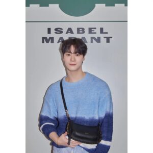 Moon Bin Instagram - 매력적인 하프문, 오스칸 문 백🌓
#isabelmarant #OSKANMOON #이자벨마랑