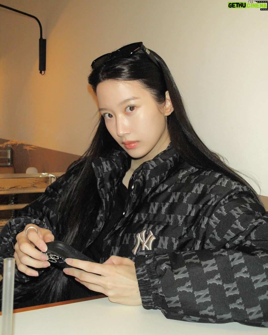 Moon Ga-young Instagram - 😎#mlbkorea #mlbcrew #mlb패딩
