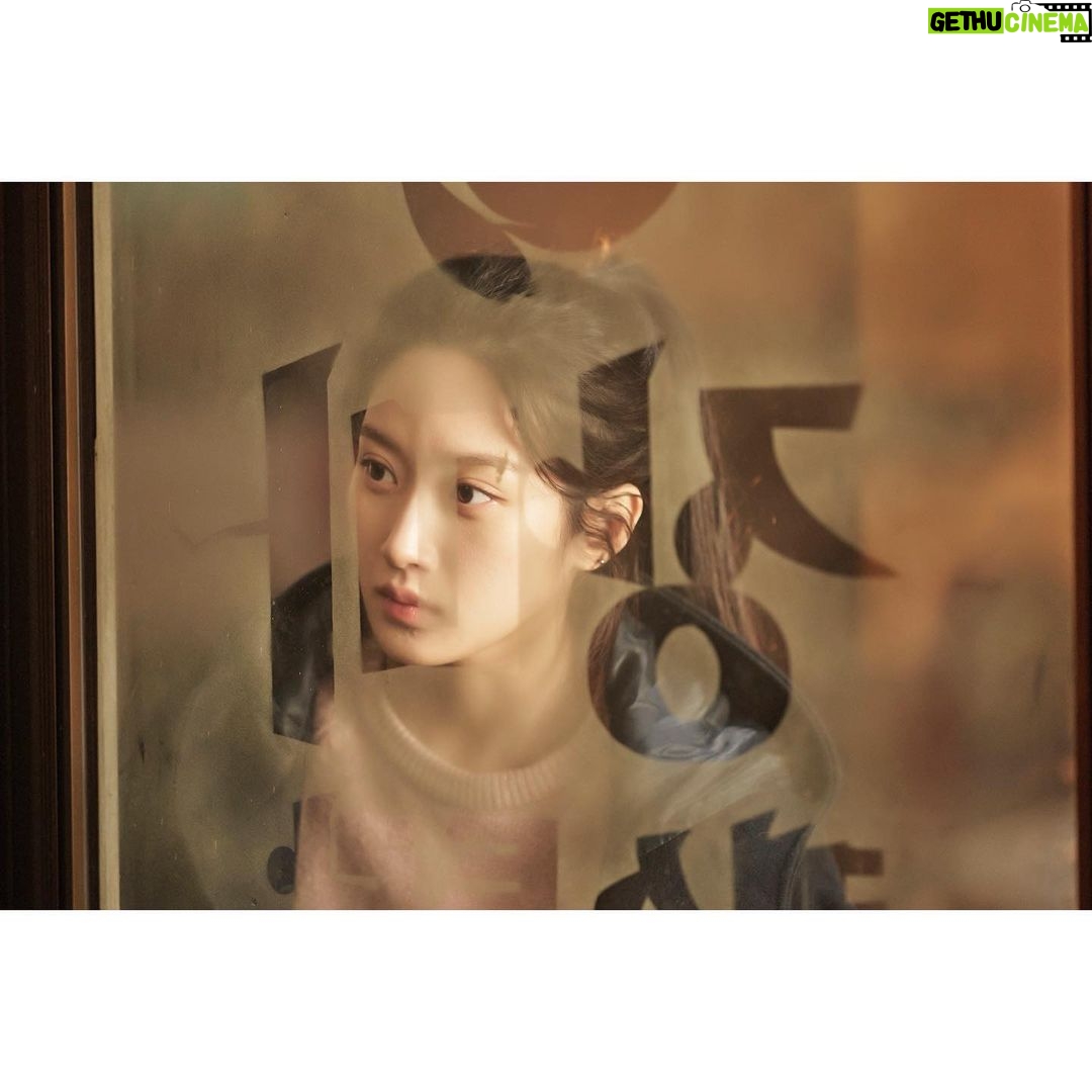 Moon Ga-young Instagram - 몇번이고 울컥하게 만드는 넘치는 사랑과 우리 작품처럼 위기도 위트로 넘길 줄 아는 진정한 성숙함을 배우게 해준 우리 링크 팀🤍 고맙습니다🙏🏻