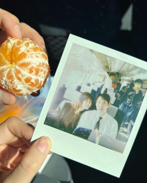 Mun Ka-young Instagram - 이 슬픔은 우리가 종착역에 있다는 것을 의미했다. 이 행복은 우리가 함께 있다는 것을 의미했다.
슬픔은 형식이었고, 행복이 내용이었다.
행복은 슬픔의 공간을 채웠다.