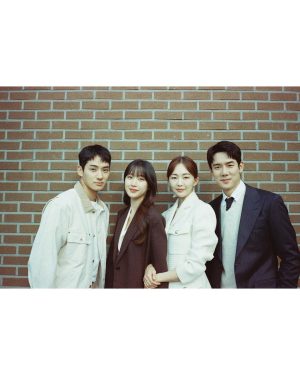 Mun Ka-young Instagram - 이 슬픔은 우리가 종착역에 있다는 것을 의미했다. 이 행복은 우리가 함께 있다는 것을 의미했다.
슬픔은 형식이었고, 행복이 내용이었다.
행복은 슬픔의 공간을 채웠다.