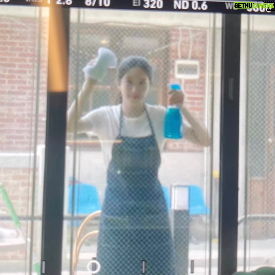 Moon Ga-young Instagram - 몇번이고 울컥하게 만드는 넘치는 사랑과 우리 작품처럼 위기도 위트로 넘길 줄 아는 진정한 성숙함을 배우게 해준 우리 링크 팀🤍 고맙습니다🙏🏻