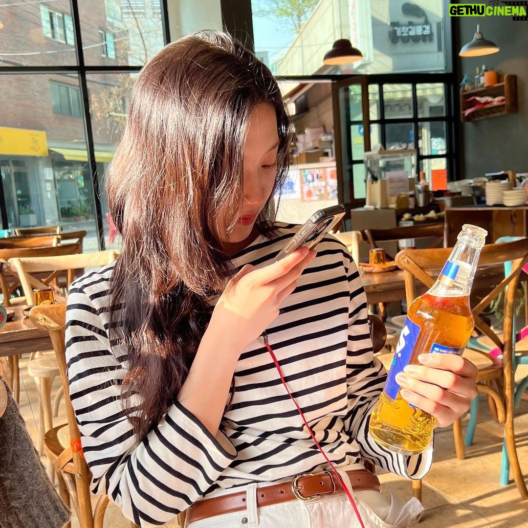 Moon Ga-young Instagram - 몇번이고 울컥하게 만드는 넘치는 사랑과 우리 작품처럼 위기도 위트로 넘길 줄 아는 진정한 성숙함을 배우게 해준 우리 링크 팀🤍 고맙습니다🙏🏻