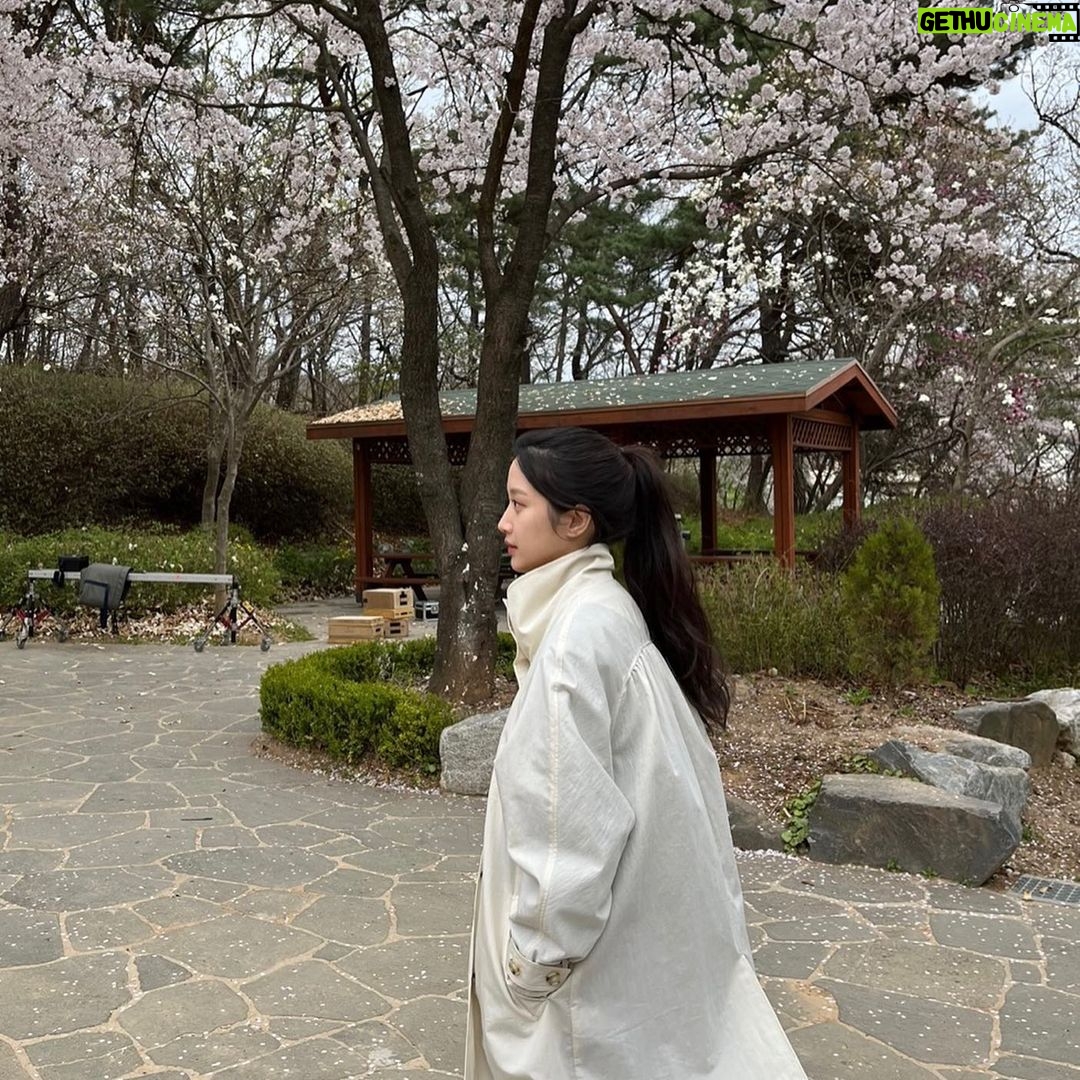 Moon Ga-young Instagram - 몇번이고 울컥하게 만드는 넘치는 사랑과 우리 작품처럼 위기도 위트로 넘길 줄 아는 진정한 성숙함을 배우게 해준 우리 링크 팀🤍 고맙습니다🙏🏻