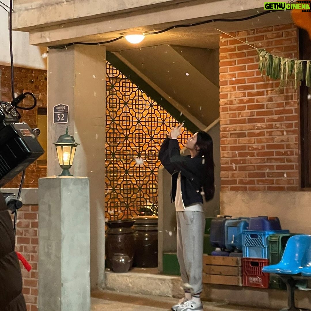 Moon Ga-young Instagram - 몇번이고 울컥하게 만드는 넘치는 사랑과 우리 작품처럼 위기도 위트로 넘길 줄 아는 진정한 성숙함을 배우게 해준 우리 링크 팀🤍 고맙습니다🙏🏻