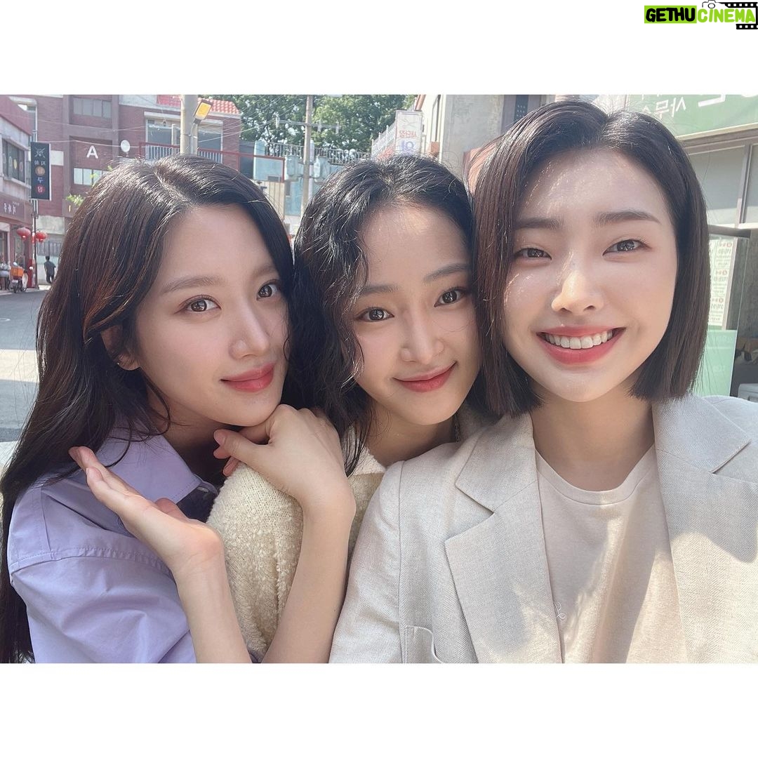 Moon Ga-young Instagram - 몇번이고 울컥하게 만드는 넘치는 사랑과 우리 작품처럼 위기도 위트로 넘길 줄 아는 진정한 성숙함을 배우게 해준 우리 링크 팀🤍 고맙습니다🙏🏻