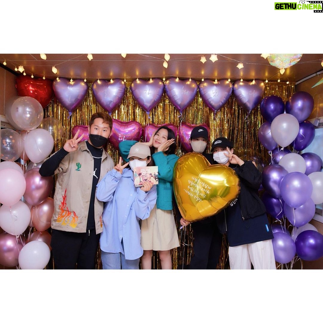 Moon Ga-young Instagram - 몇번이고 울컥하게 만드는 넘치는 사랑과 우리 작품처럼 위기도 위트로 넘길 줄 아는 진정한 성숙함을 배우게 해준 우리 링크 팀🤍 고맙습니다🙏🏻