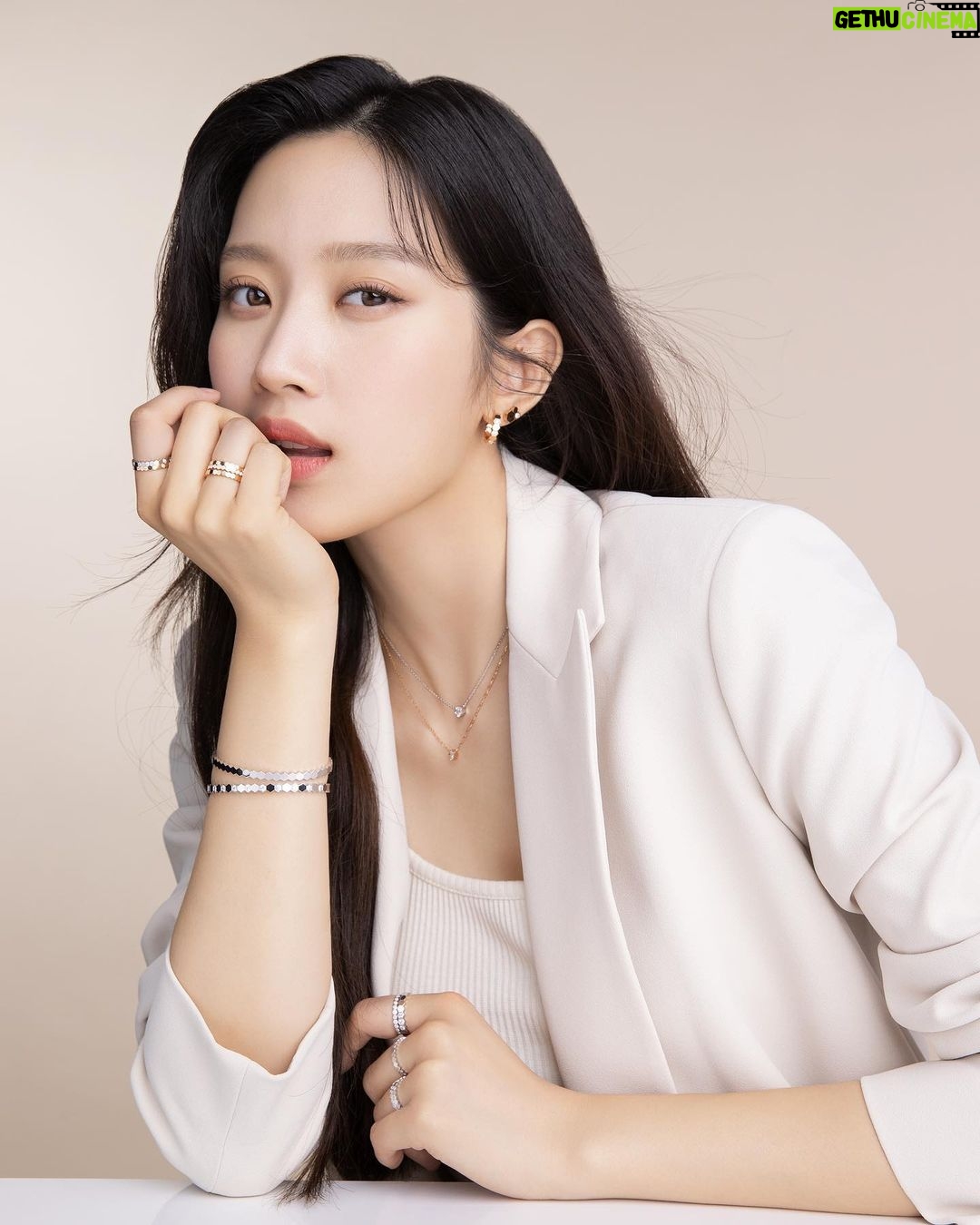 Moon Ga-young Instagram - @ChaumetOfficial #Chaumet #쇼메 #비마이러브 #BeeMyLove #embraceyourlight