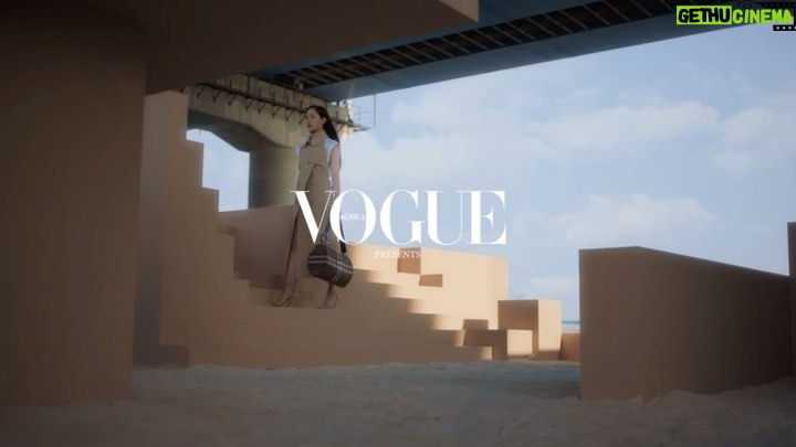 Moon Ga-young Instagram - 🌉 #burberry #burberrytrench #voguekorea