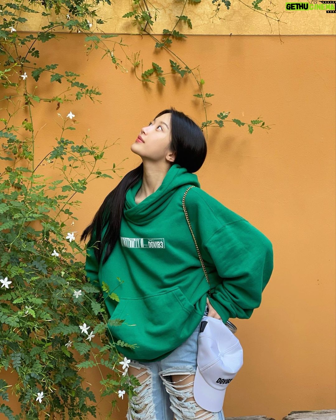 Moon Ga-young Instagram - 🍀#DGVIB3 #dolcegabbana #돌체앤가바나