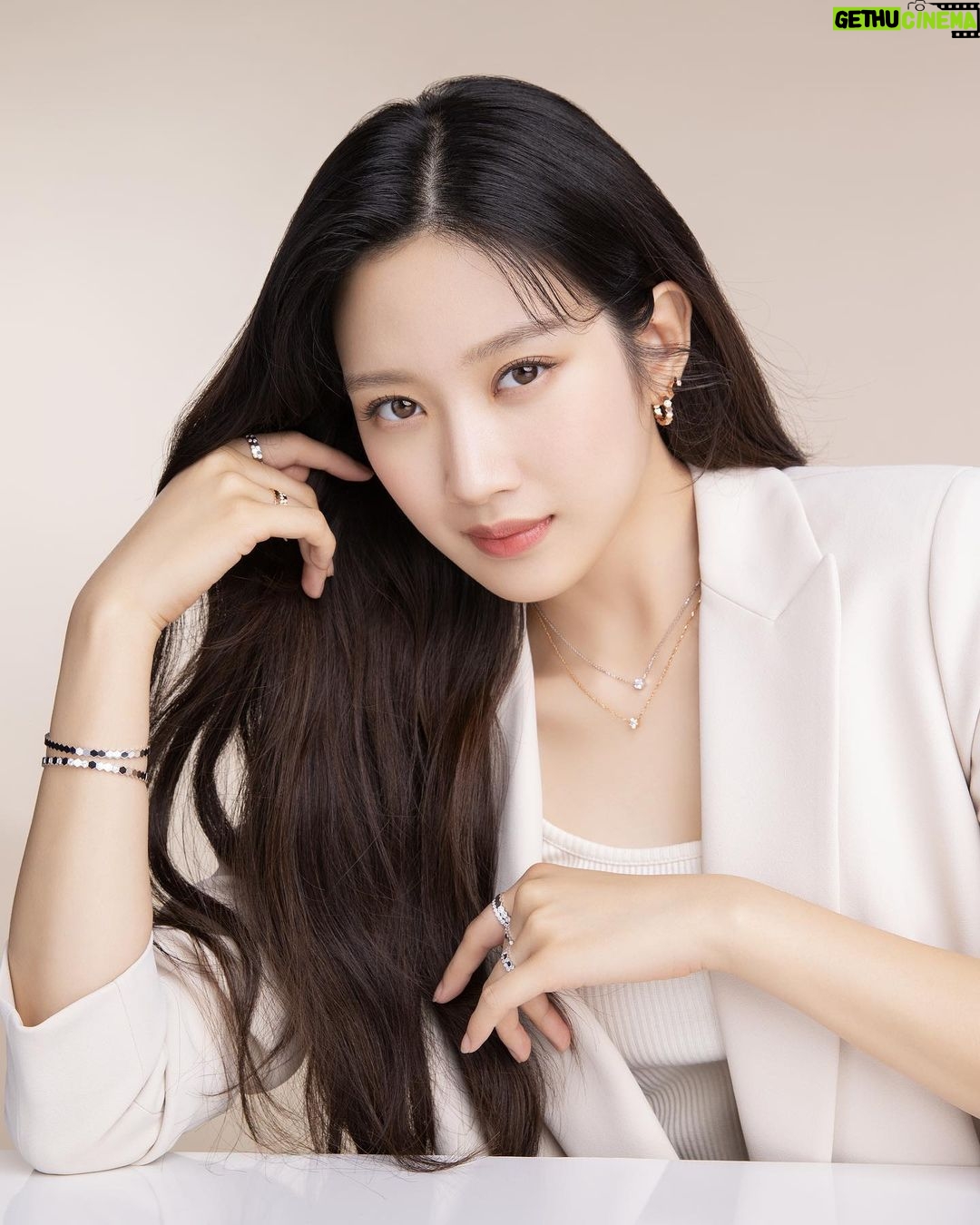 Moon Ga-young Instagram - @ChaumetOfficial #Chaumet #쇼메 #비마이러브 #BeeMyLove #embraceyourlight