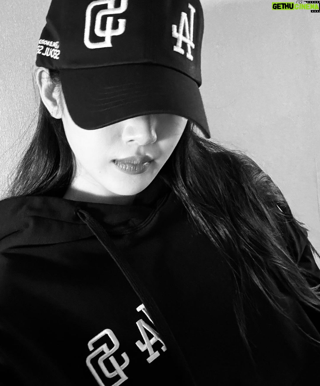 Moon Ga-young Instagram - ⚾ #MLBKOREA #MLBCREW #MLB모자 #문가영모자