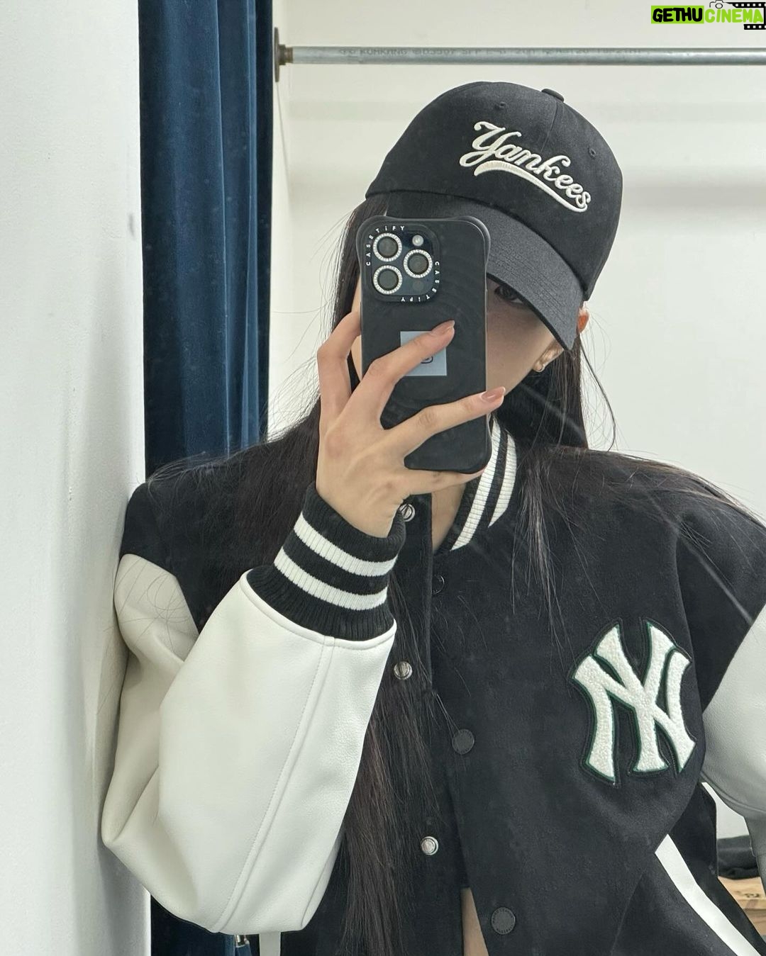 Moon Ga-young Instagram - 올해도 MLB와 🖤 #mlbkorea #mlbcrew #mlb바시티자켓 #mlb모자