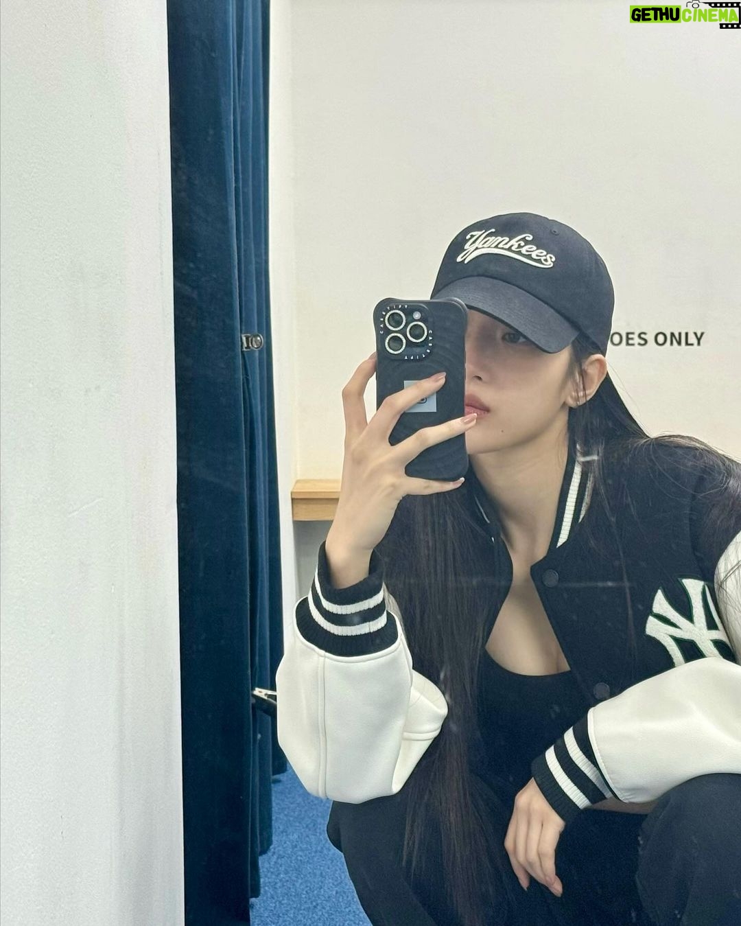 Moon Ga-young Instagram - 올해도 MLB와 🖤 #mlbkorea #mlbcrew #mlb바시티자켓 #mlb모자