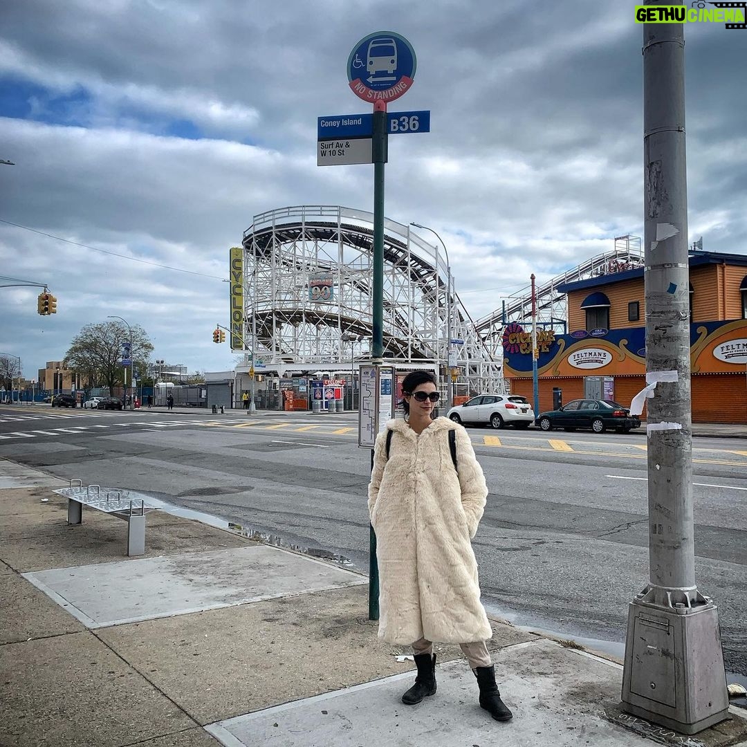 Morena Baccarin Instagram - Ready for the fall again. Who’s with me? (The fur is fake fyi)