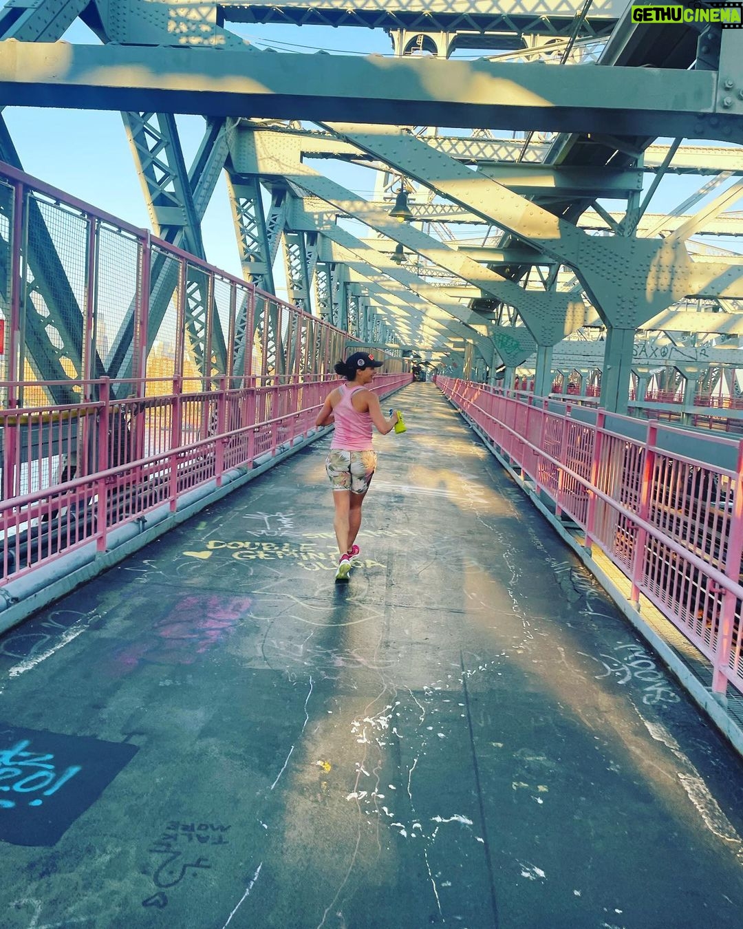 Morena Baccarin Instagram - Long run Saturdays. Super pumped. Obvs. #halfmarathon
