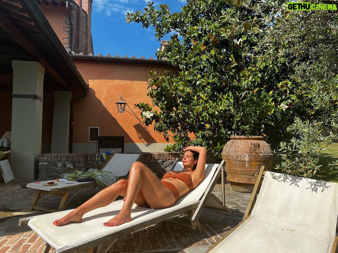 Morena Baccarin Instagram - Under the Tuscan sun.