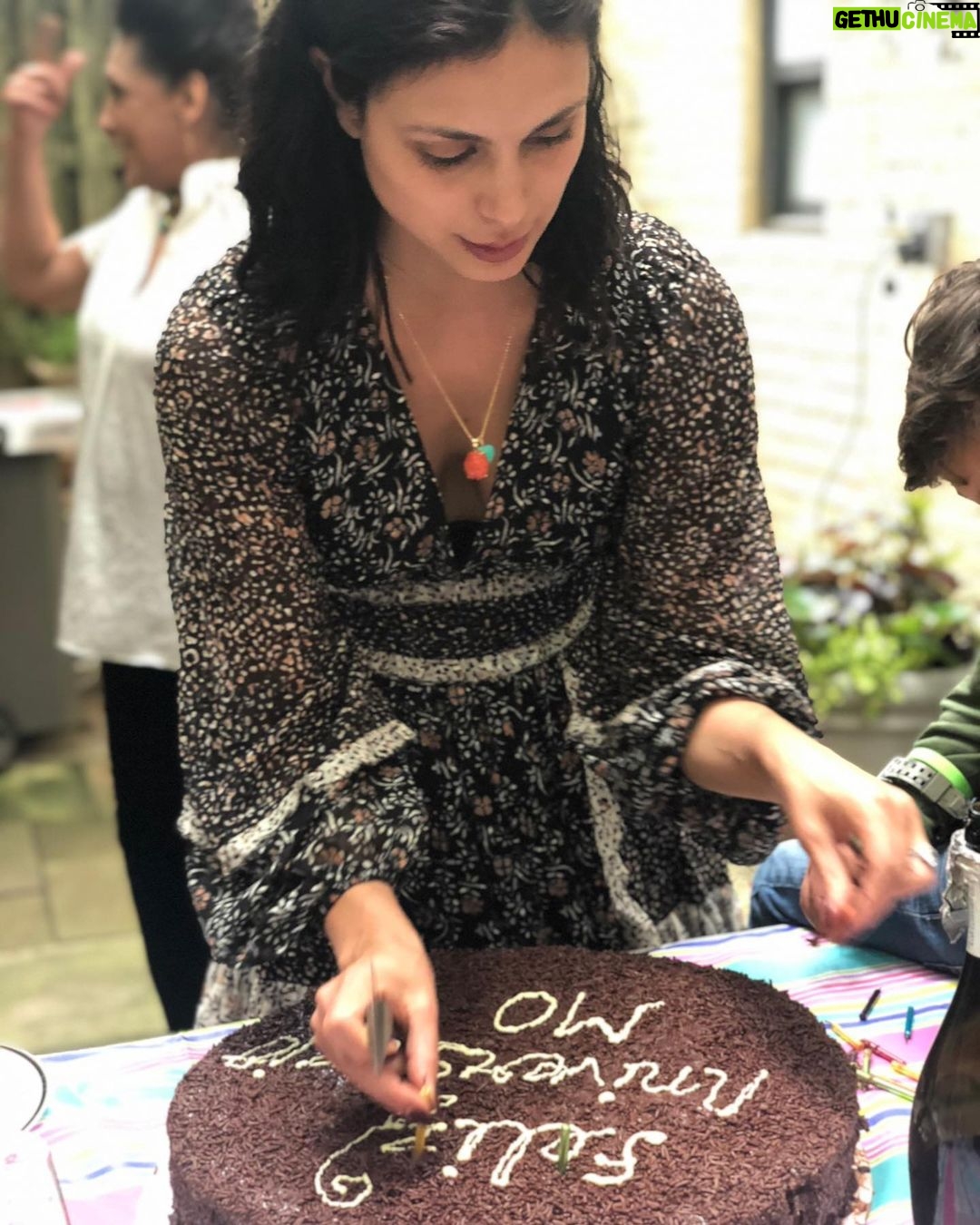 Morena Baccarin Instagram - So much to celebrate and be grateful for today. Thank you for all the warm birthday wishes. It feels amazing to be 32! 😁🎊💐