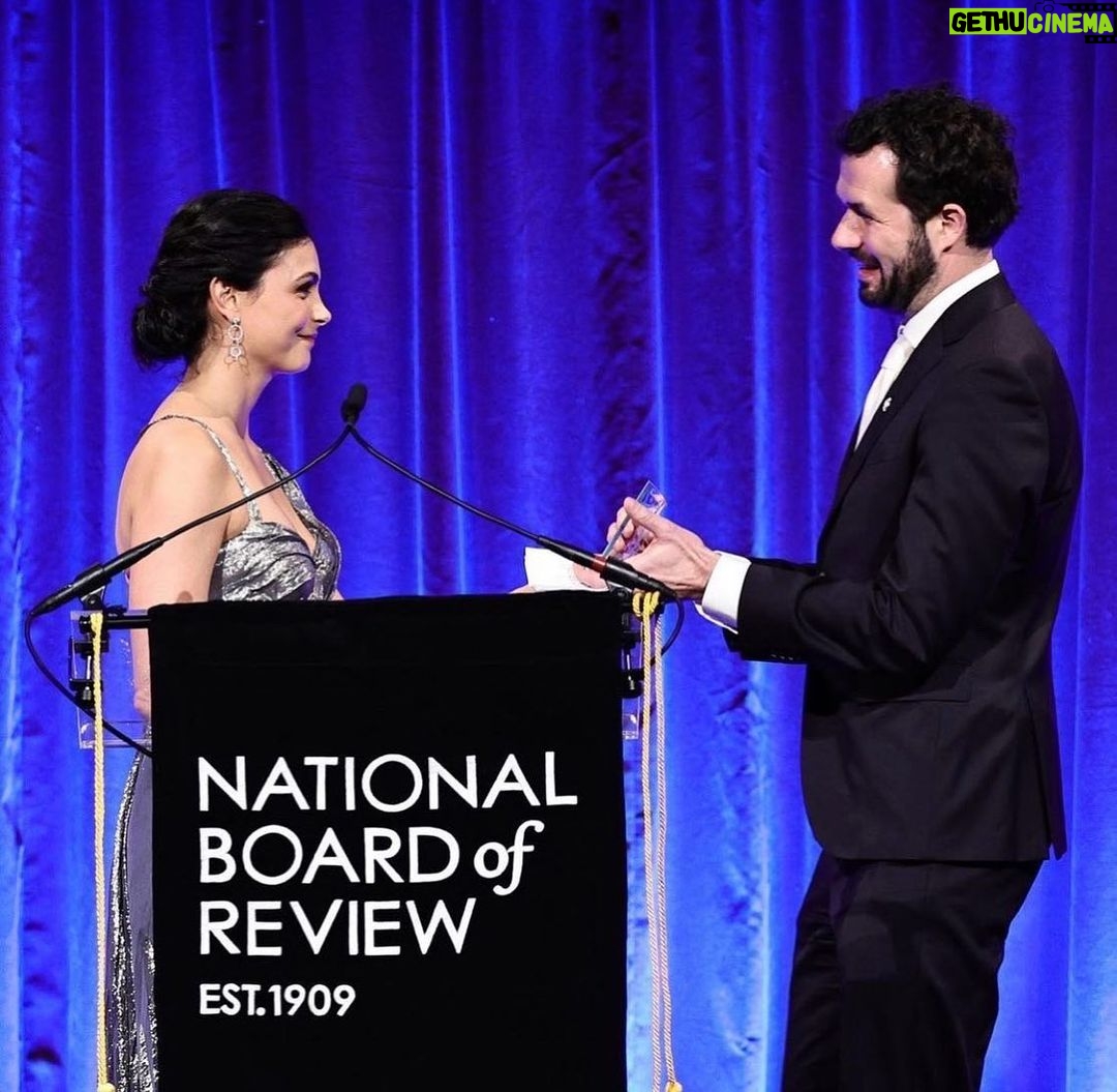 Morena Baccarin Instagram - I had the honor of presenting the NBR Freedom of Expression Award to Flee. Don’t miss this beautiful and powerful film. It will change you. Swipe for the trailer 👉