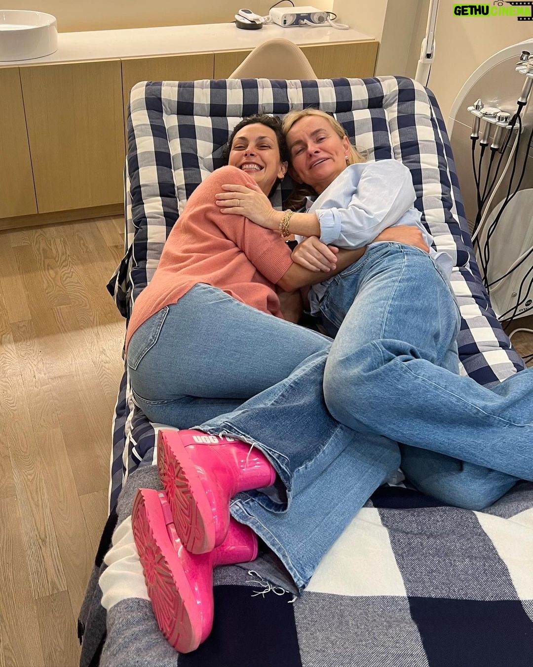 Morena Baccarin Instagram - The only place in New York where a facial comes with a cuddle. 🥰🤷🏻♀️😂