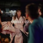 Moria Casán Instagram - La icónica @moria_laone impactó con su estilo dramático en un look que prestó para toda una performance. En tono beige, vistió una chaqueta abotonada con mangas abullonadas y una sobre falda acampanada con cola XXL para luego develar un vestido con corset y acordonado, de caderas de impronta teatral y guantes negros largos. Zapatos por @fabianpaz @maxi_cardaci @martinfierrodelamodaok x Atelier PUCHETA