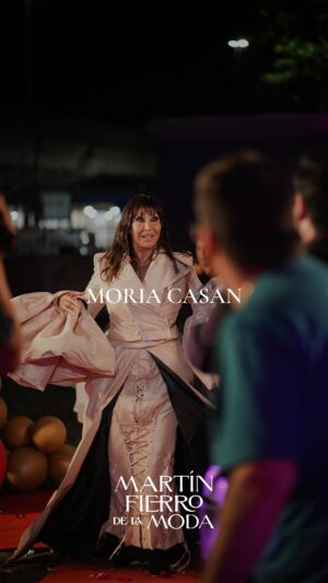 Moria Casán Instagram - La icónica @moria_laone impactó con su estilo dramático en un look que prestó para toda una performance.

En tono beige, vistió una chaqueta abotonada con mangas abullonadas y una sobre falda acampanada con cola XXL para luego develar un vestido con corset y acordonado, de caderas de impronta teatral y guantes negros largos.

Zapatos por @fabianpaz

@maxi_cardaci

@martinfierrodelamodaok x Atelier PUCHETA