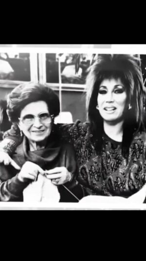 Moria Casán Instagram - Repost @maxi_cardaci 

📢 MOMENTO MEGA INOLVIDABLE Y MERECIDO!!!
LA MEGA ONE  @moria_laone HOMENAJE MF al ICONO INDISCUTIDO!!! #MFMODA por @americatv 💥💥💥👏🏻👏🏻👏🏻💋 GRACIAS @luisventurasoy #LilianaParodi @flaviafernandezcv por la confianza y por haberme dejado ser parte de este clip que se guarda en el corazón por siempre!!!!!

@galosottovip @cardacinoe