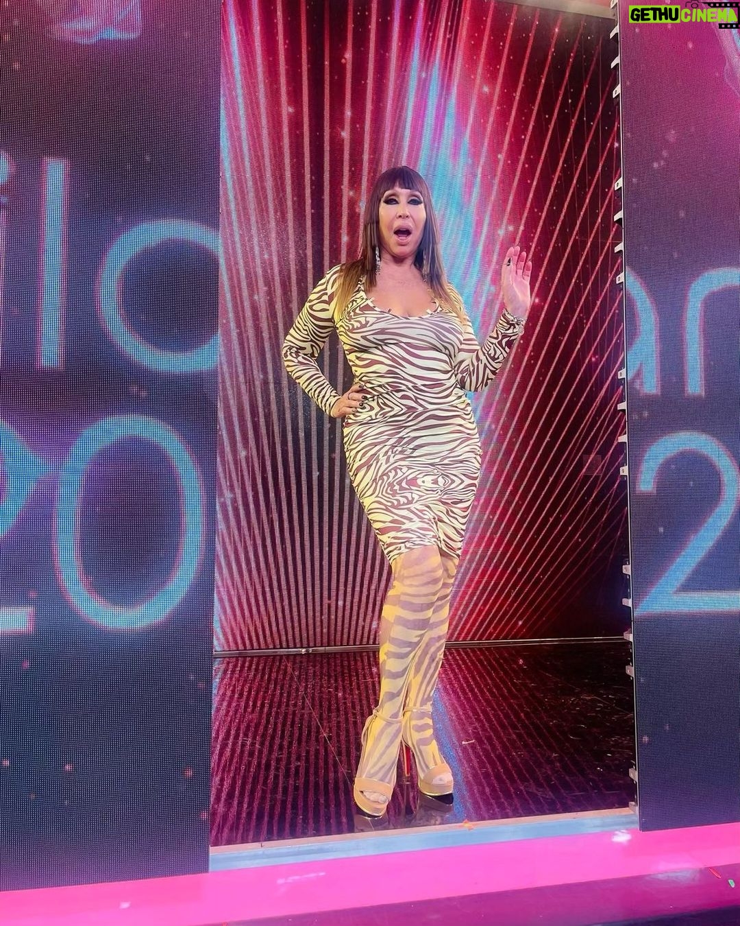 Moria Casán Instagram - Total look: @ropa__bellaok Sandalias: @carmensteffensargentina Peluca: @miguelromano_el_condor Make Up, Hair Style e Imágen: @galosottovip Productos: @regina_cosmetics Prensa: @maxi_cardaci @cardacinoe