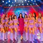 Moria Casán Instagram - Look: @ropa__bellaok Sandalias: @lucianomarraok Peluca: @miguelromano_el_condor Make Up e Imágen: @galosottovip Prensa: @maxi_cardaci @cardacinoe