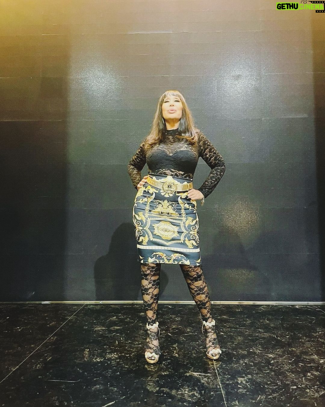 Moria Casán Instagram - Look: @ropa__bellaok Sandalias: @carmensteffensargentina Peluca: @miguelromano_el_condor Make Up e Imágen: @galosottovip Prensa: @maxi_cardaci @cardacinoe