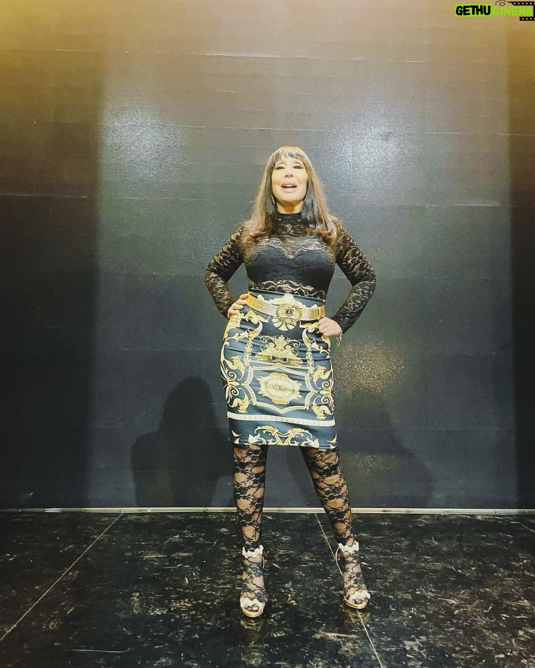 Moria Casán Instagram - Look: @ropa__bellaok Sandalias: @carmensteffensargentina Peluca: @miguelromano_el_condor Make Up e Imágen: @galosottovip Prensa: @maxi_cardaci @cardacinoe