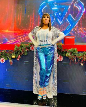 Moria Casán Instagram - Look:  @ropa__bellaok @danielcapri1978 @aletaricajoyasoficial
Make Up, Hair Style e Imágen: @galosottovip 
Prensa: @maxi_cardaci @cardacinoe