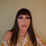 Moria Casán Instagram - 💥 SI ESTAN EN MADRID NO SE LA PIERDAN!! FUNCIONES ⚡Viernes y Sábados 22.30 hs / Domingos 20.30 hs @teatrolara Ellas son las #antiprincesas de @desencantadasespana ✨ • Cenicienta es goizalde_nunez • Blancanieves es @innocence_es • Bella Durmiente es @maria_villarroya_oficial • Sirenita / Bella / Rapunzel es @anabelenbeas • Mulán / Badrour Badour / Pocahontas es @marinaespildora • La Princesa que Besó al Sapo es @juls.sosa.bett  • Alternante Cenicienta es @nuriasanchezactriz • Swing es @caro.gestoso  • Dirección: @ramonpasoautor @sergiolombardodc • Dirección Musical y Piano: @daniel.villarroya • Coreografía: @nicolasperezcosta • Diseño de Vestuario: @sil.falcon • Diseño de Escenografía: @javialegria • Asistente de Dirección: @ainhoa__quintana • Batería: @raulmartinezdrums • Regiduria: @_lvoy y @oscar.villarroya • Técnica de Luces @albasonidoyluz • Técnica de sonido: @olgasantos405 • Producción: @eltiocaracoles @miguelangelchulia @anabelenbeas | @mab3as / @cvpvla.studio LIBRO, MÚSICA Y LETRAS: DENNIS T. GIACINO ADAPTACIÓN: @zenonrecalde
