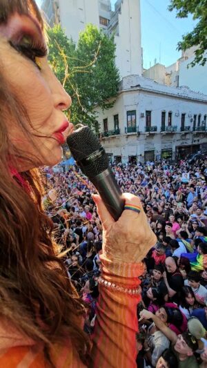 Moria Casán Instagram - Repost @maxi_cardaci

@moria_laone @stefyxipolitakisok @galosottovip @jeanpaulgaultier #JeanPrideGaultier 🌈🌈🌈