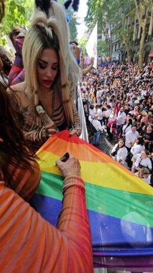 Moria Casán Instagram - Repost @maxi_cardaci

@moria_laone @stefyxipolitakisok @galosottovip @jeanpaulgaultier #JeanPrideGaultier 🌈🌈🌈