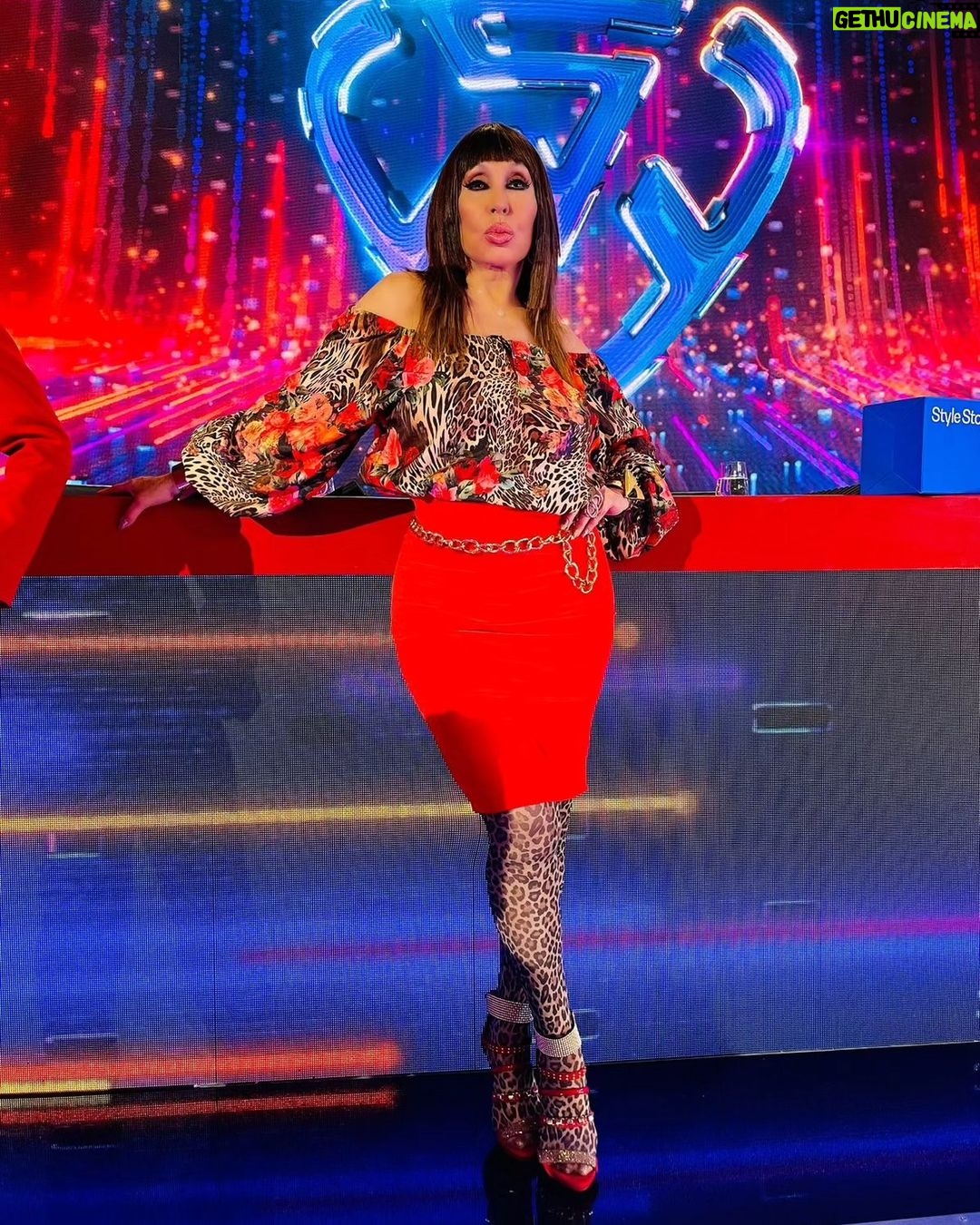 Moria Casán Instagram - Look: @ropa__bellaok y @danielcapri1978 Sandalias:@carmensteffensargentina Peluca: @miguelromano_el_condor Hair Style, Make Up e Imagen: @galosottovip Prensa: @maxi_cardaci @cardacinoe