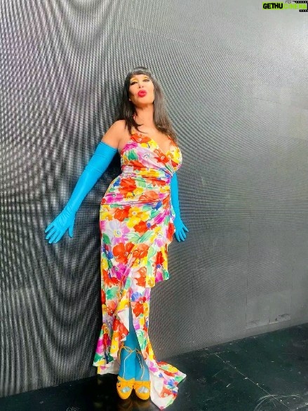 Moria Casán Instagram - Total Look: @flordelave Sandalias: @carmensteffensargentina Peluca: @miguelromano_el_condor Peinado, Make Up e Imágen:@galosottovip Prensa: @maxi_cardaci @cardacinoe