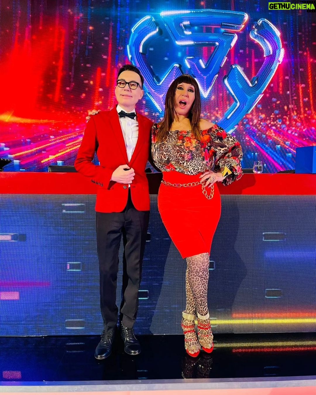 Moria Casán Instagram - Look: @ropa__bellaok y @danielcapri1978 Sandalias:@carmensteffensargentina Peluca: @miguelromano_el_condor Hair Style, Make Up e Imagen: @galosottovip Prensa: @maxi_cardaci @cardacinoe