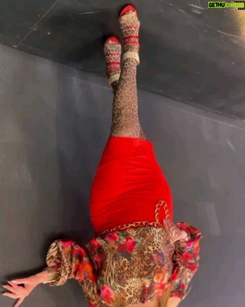 Moria Casán Instagram - Look: @ropa__bellaok y @danielcapri1978 Sandalias:@carmensteffensargentina Peluca: @miguelromano_el_condor Hair Style, Make Up e Imagen: @galosottovip Prensa: @maxi_cardaci @cardacinoe