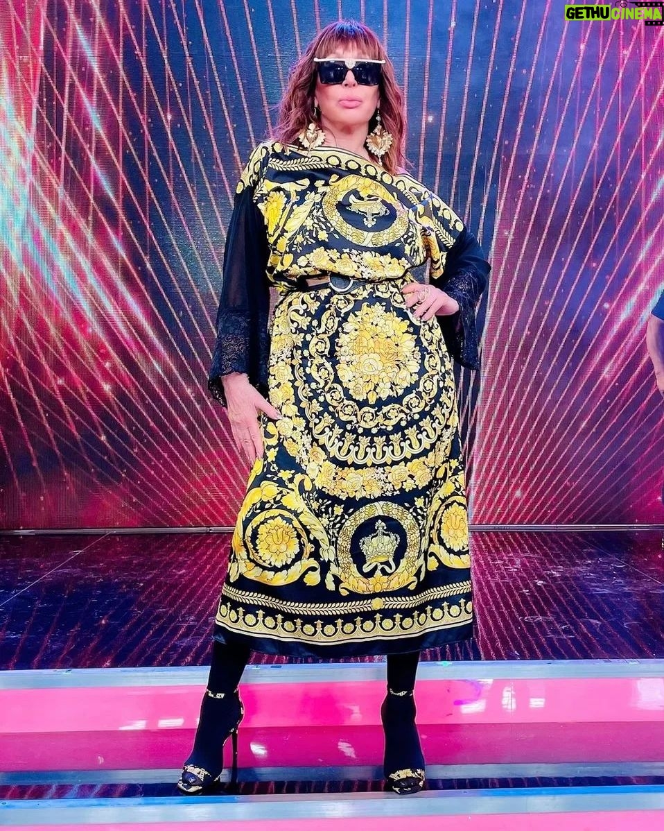 Moria Casán Instagram - Total Look: @danielcapri1978 Medias: @nibeloficial Joyas: @aletaricajoyasoficial Aros: @luciobenenati Make up e Imágen: @galosottovip Peluca: @miguelromano_el_condor Prensa: @maxi_cardaci @cardacinoe