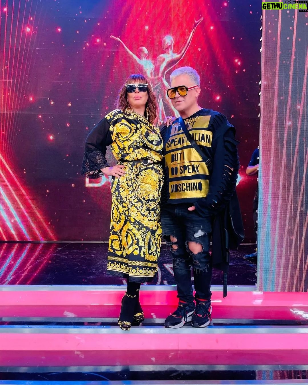 Moria Casán Instagram - Total Look: @danielcapri1978 Medias: @nibeloficial Joyas: @aletaricajoyasoficial Aros: @luciobenenati Make up e Imágen: @galosottovip Peluca: @miguelromano_el_condor Prensa: @maxi_cardaci @cardacinoe