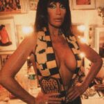 Moria Casán Instagram – Sin dudas @moria_laone es un clásico de nuestro segmento: “Todo el mundo es hincha de Boca, solo que algunos tardan en darse cuenta…”
En su camarin, con su bufanda predilecta, desafía: “Por suerte, este año les tapamos la boca a los que nos llenan de apodos. ¡Nos quieren dar clases de fútbol a nosotros! Y al final, todos terminan por ser nuestros bebés… De pecho, por supuesto”. [1998]